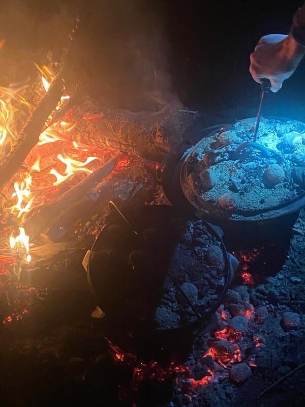 Dutch oven met gloeiende kolen in het donker